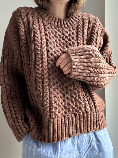 Struktureret kabelstrik sweater med klassisk pasform og oversize konstruktion