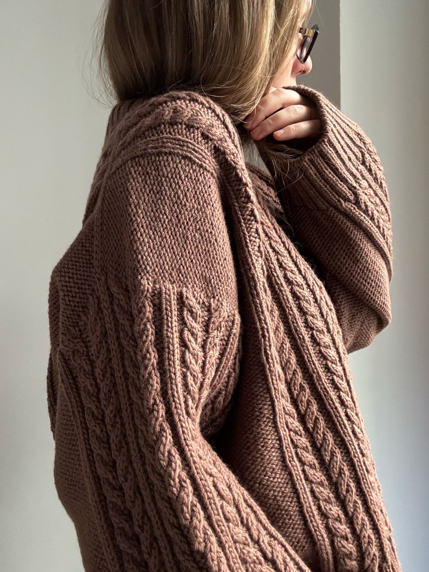 Kabelstickad design fran Moreca Knit i lugn skandinavisk stil