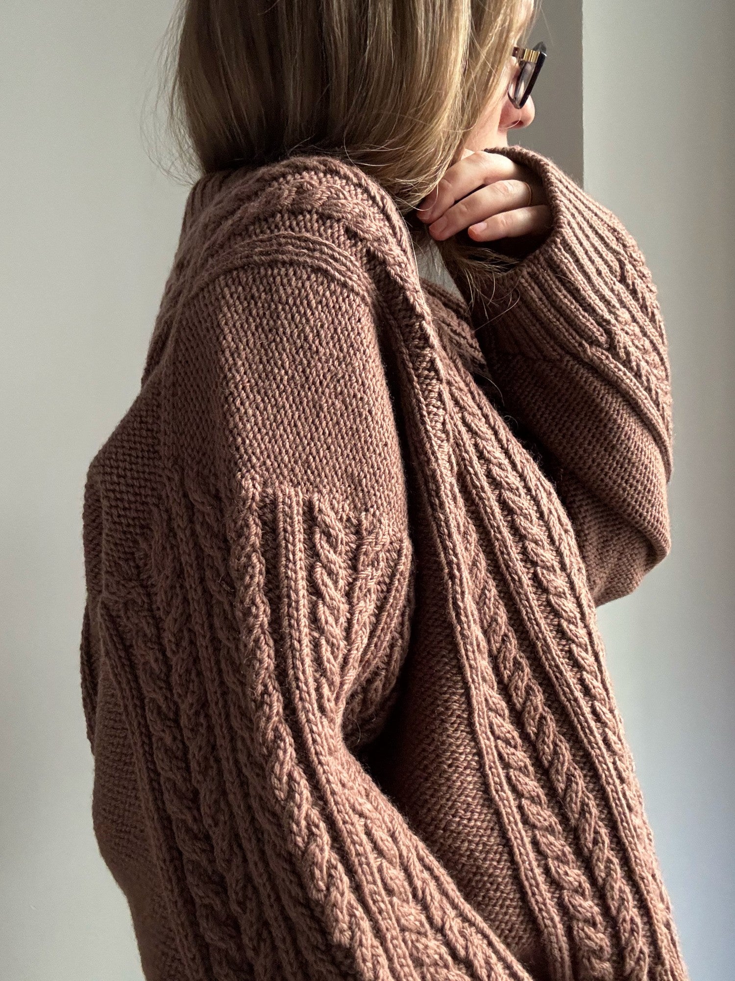 Kabelstickad design fran Moreca Knit i lugn skandinavisk stil