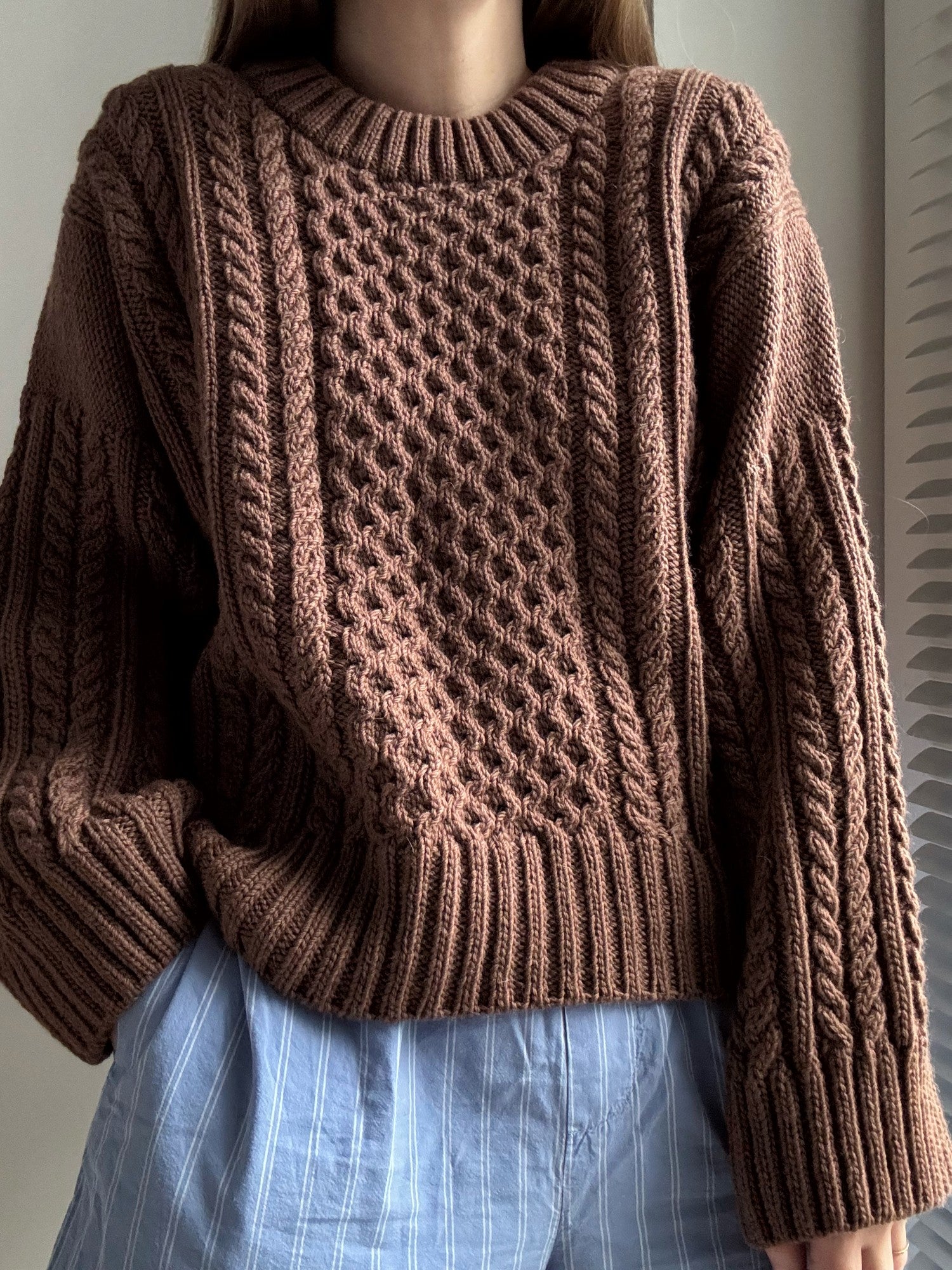 Ninon Sweater Strickanleitung mit Zopfmuster an Rumpf und Aermeln