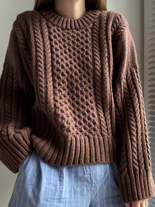 Ninon Sweater Strickanleitung mit Zopfmuster an Rumpf und Aermeln