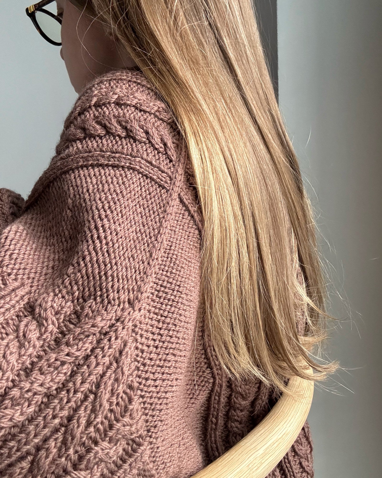 Ovenfra strikket Ninon Sweater med tett kabelmoenster og avslappet silhuett