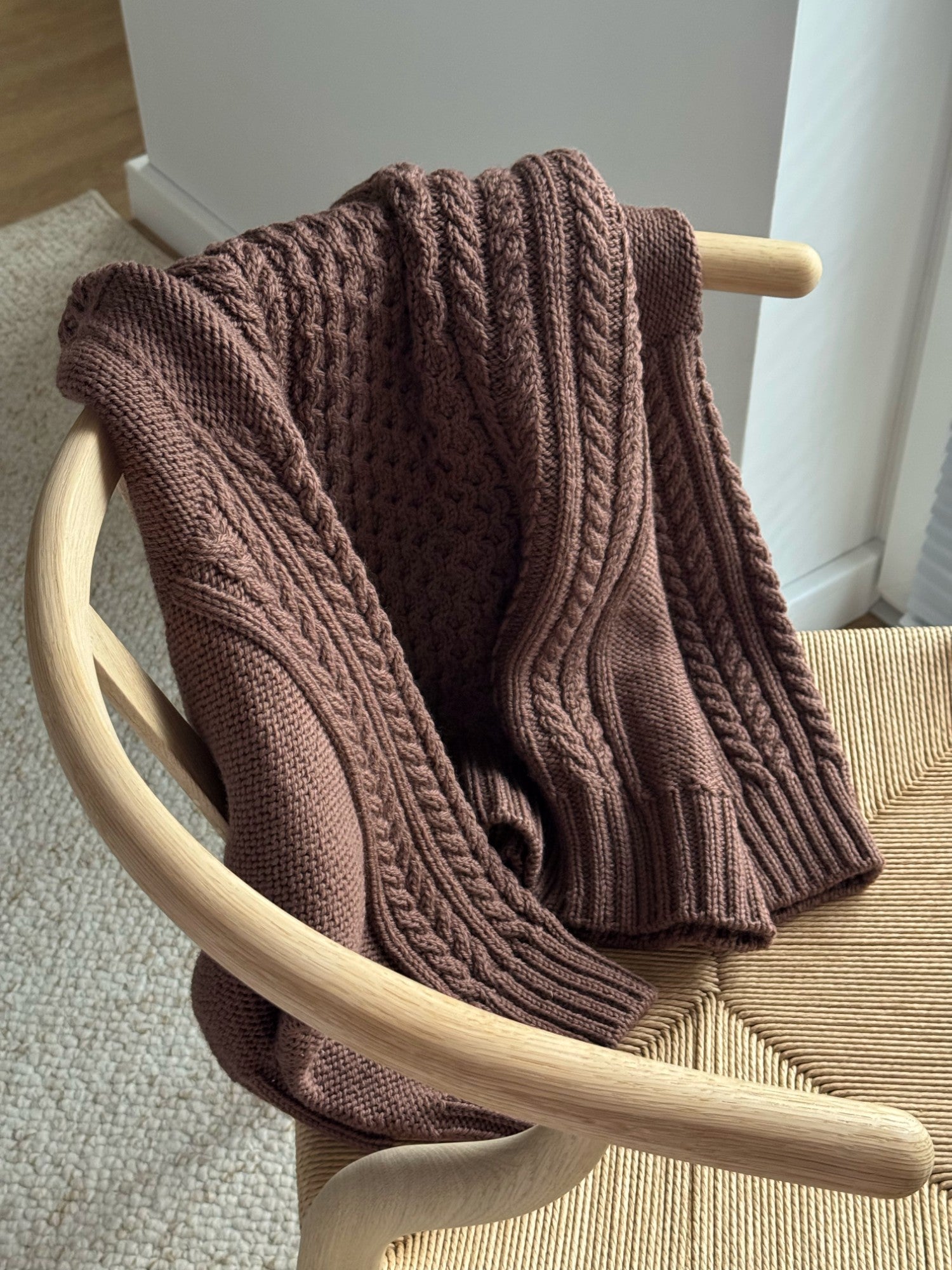 Warmer Zopfpullover aus Wolle mit von oben Konstruktion und lockerer Form