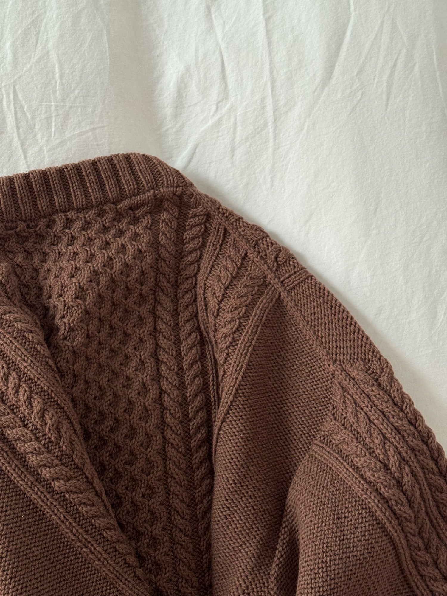 Ninon Sweater kabelstickad troja buren av designer med oversized passform och struktur