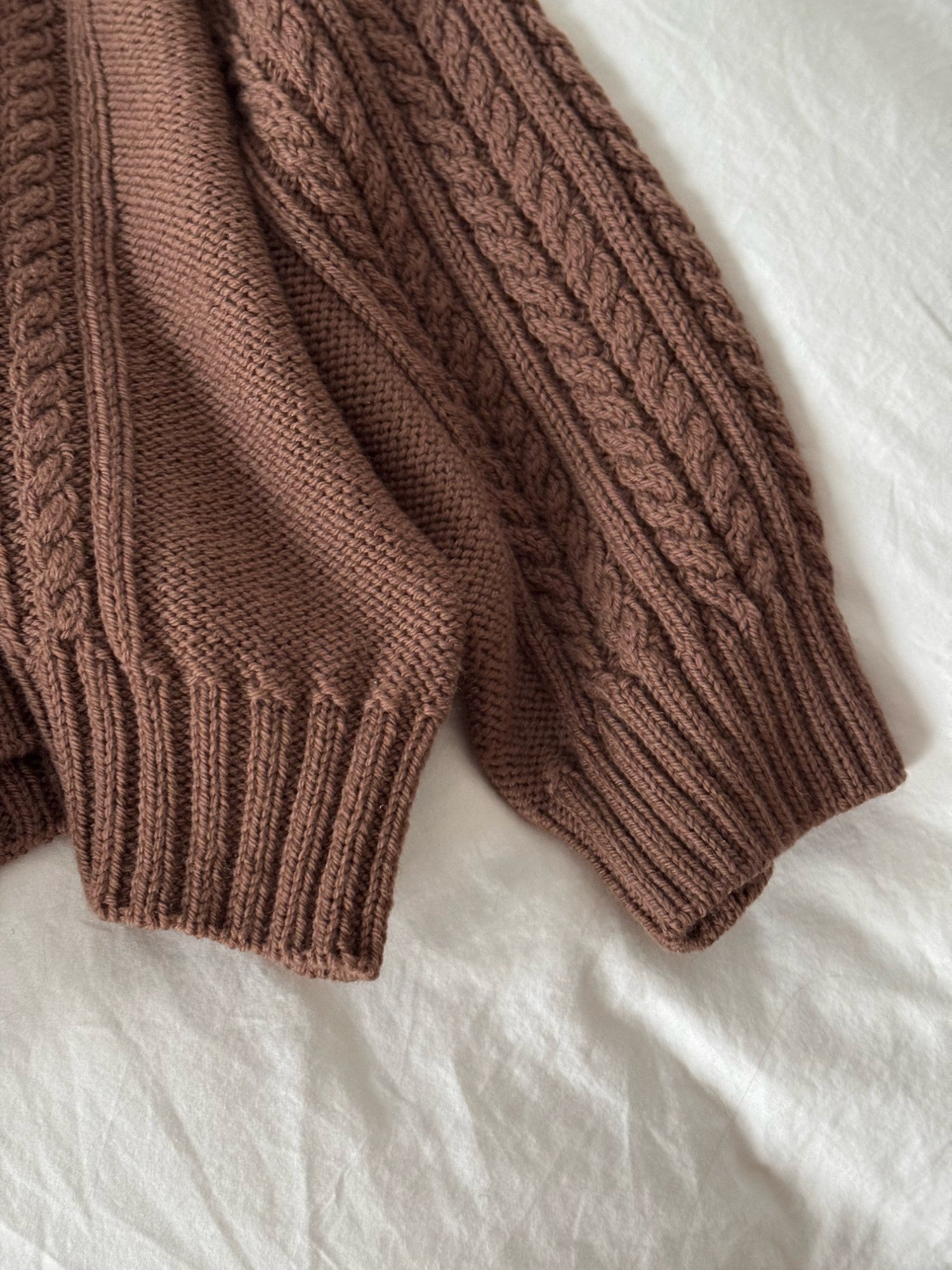 Damen Zopfpullover Strickanleitung mit Raglanaermeln und langen Aermeln