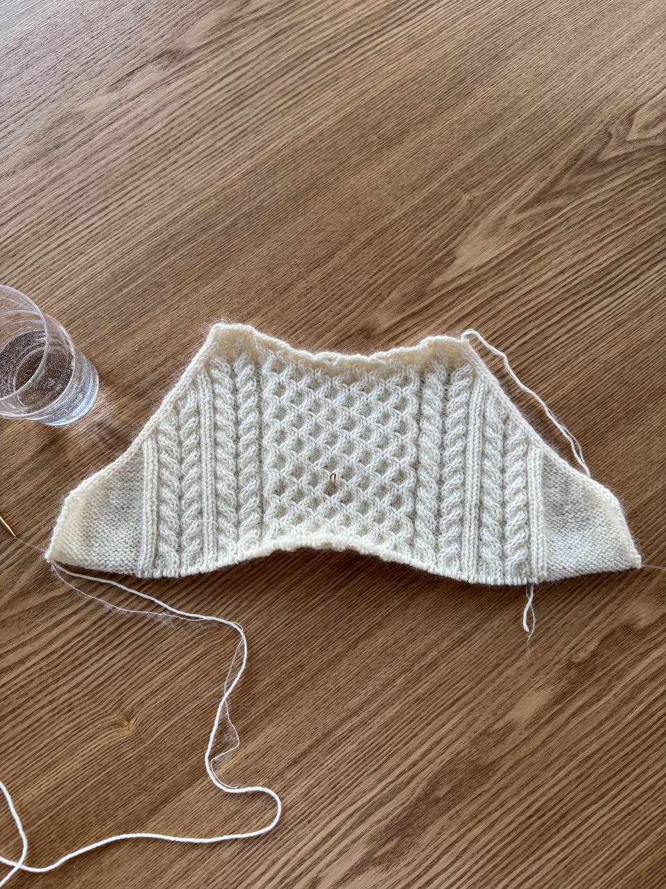 Ninon Sweater Strickanleitung mit Zopfmuster an Rumpf und Aermeln