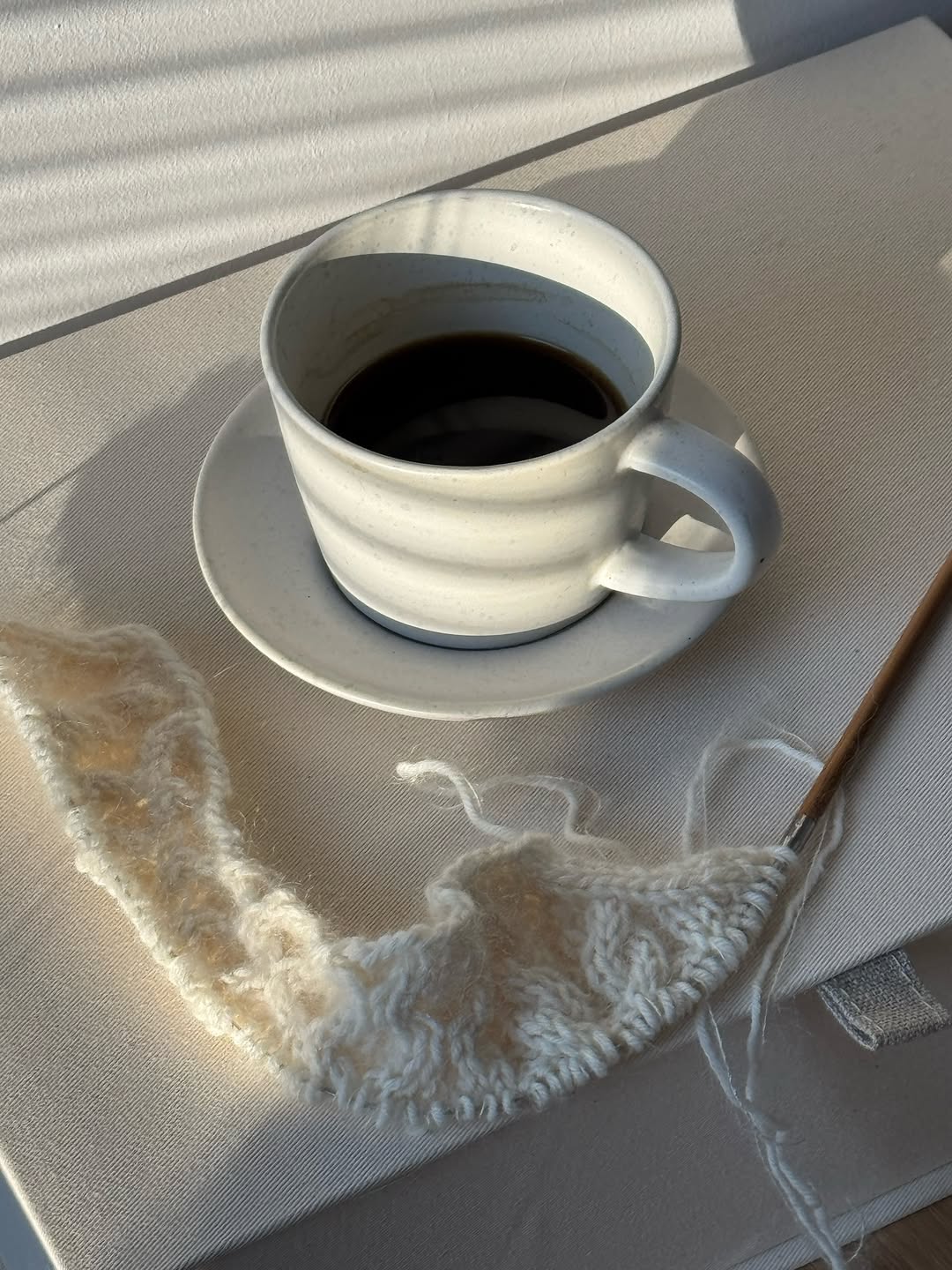 Projekt swetra warkoczowego Moreca Knit w spokojnym skandynawskim stylu