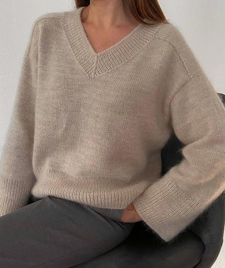 Szczegółowy wzór na dzianinowy Sweter Paula, współczesny element garderoby z estetycznym dekoltem w serek i powiększonym krojem.