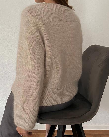 Wzór na Sweter Paula od morecaknit: szykowny, minimalistyczny jumper z delikatnym dekoltem w serek i wygodnymi długimi rękawami.