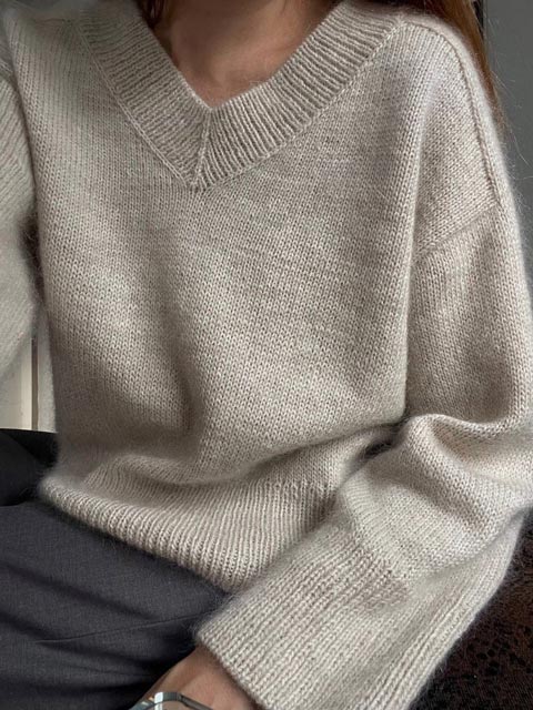 Vejledning til at strikke den minimalistiske Paul Sweater med top-til-bund konstruktion og nedfaldne skuldre, af morecaknit.