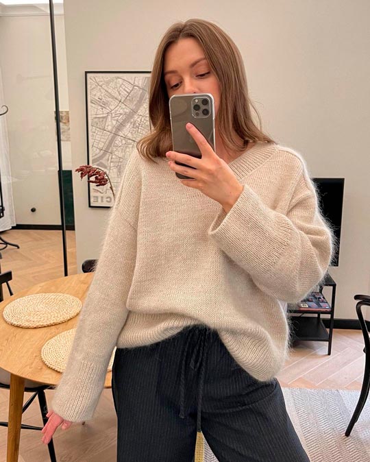 Skab en ulden, let oversized Paul Sweater med denne strikkeopskrift fra morecaknit, ideel til mellemøvede strikkere.