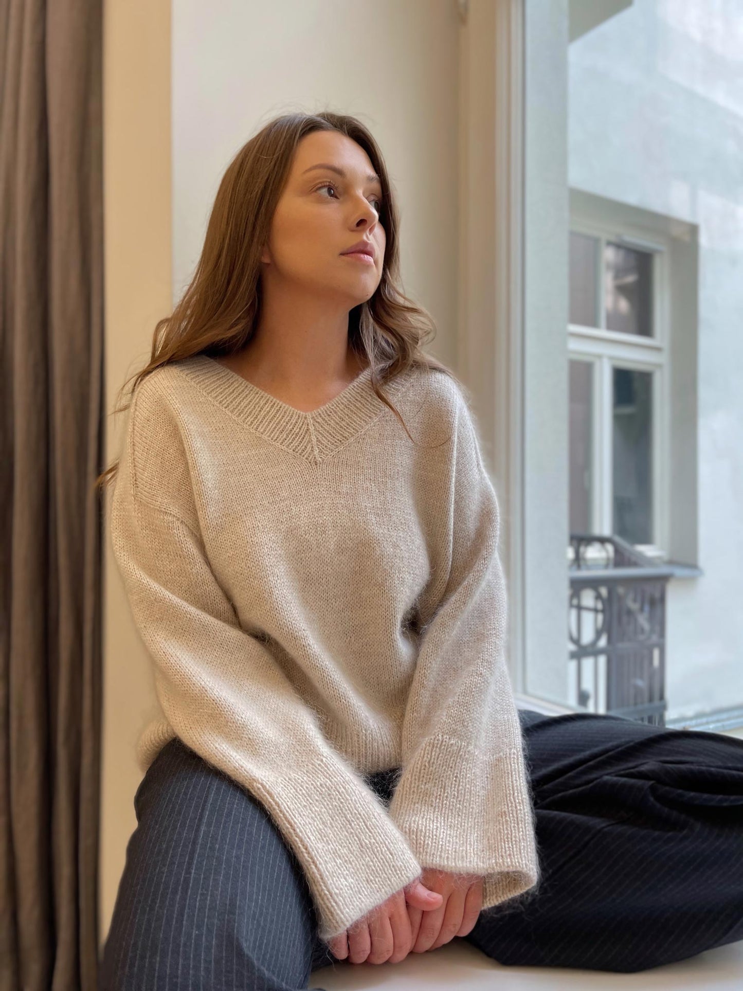 Schemat dziergania Swetra Paula, podstawowy, lecz estetyczny damski sweter w kolorze szarym, zaprojektowany przez morecaknit.