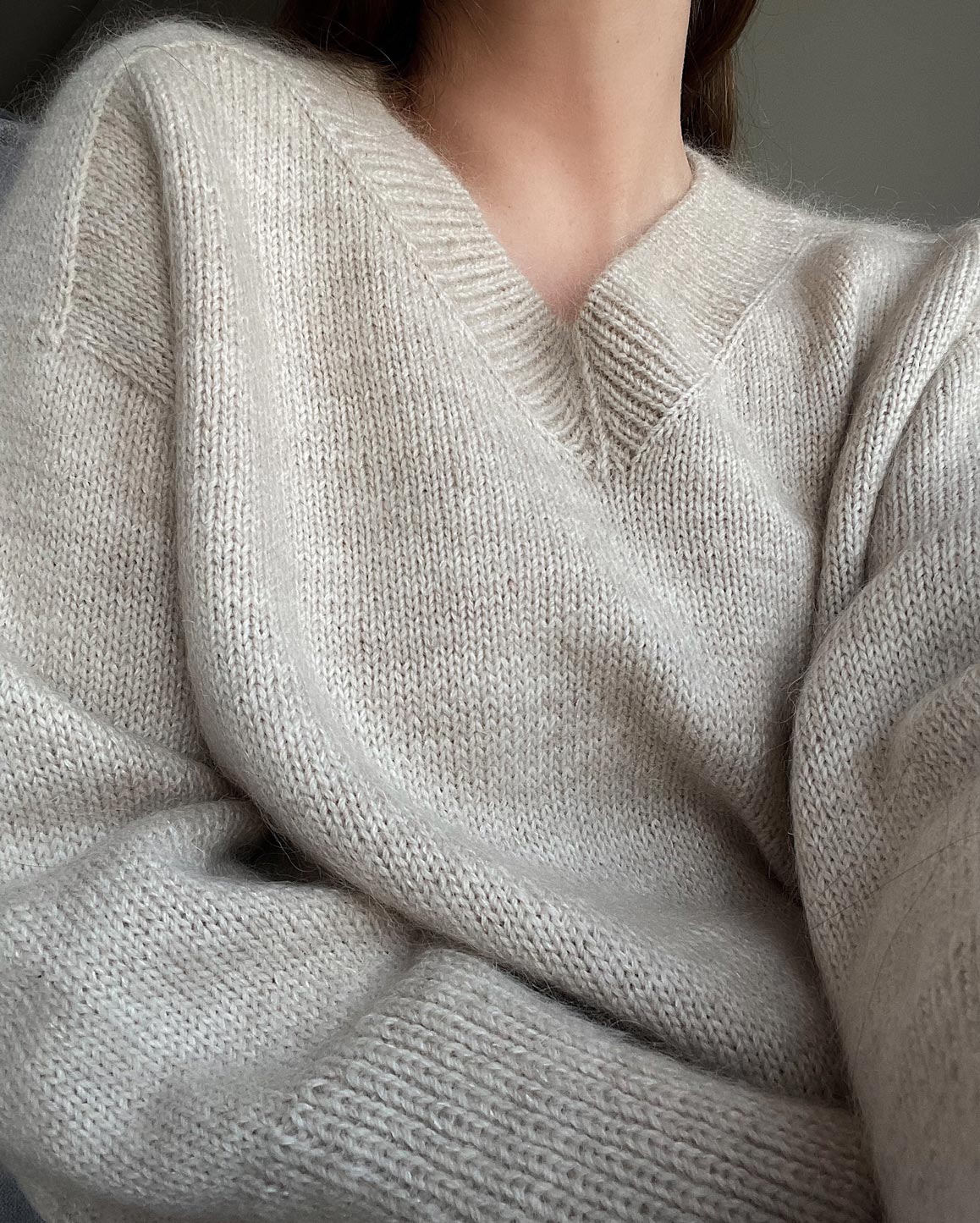 Strickmuster für den Paul-Pullover von morecaknit, ein moderner Wollpullover für Damen mit leicht übergroßer Passform.