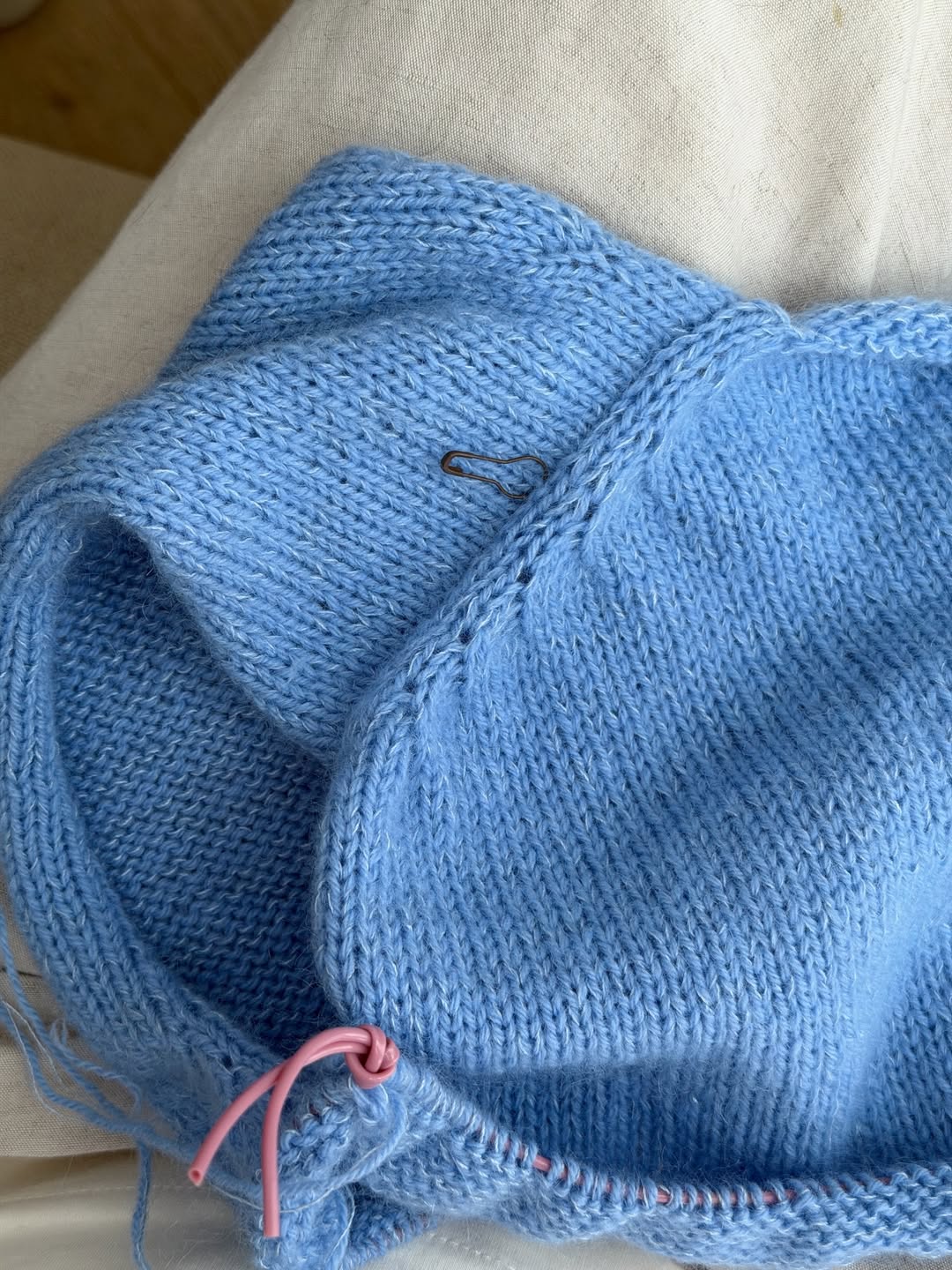 Phoenix Sweater 디테일, 클래식 여성용 점퍼에 담긴 정제된 네크라인과 메리야스 조직