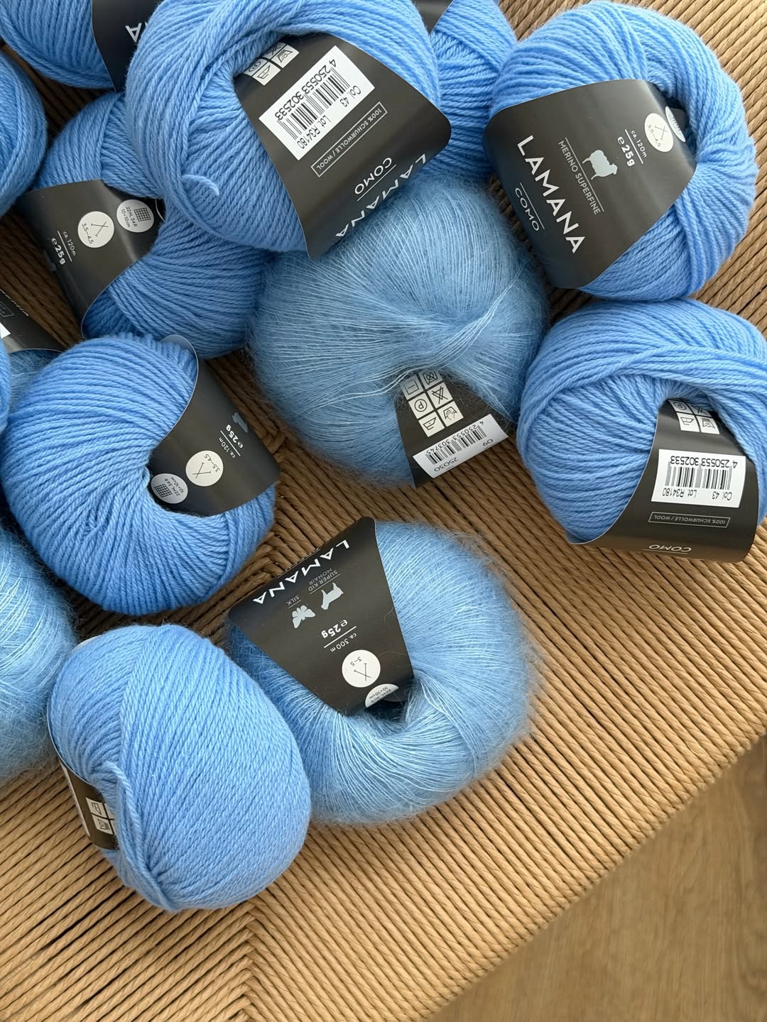 Vue de style scandinave du Phoenix Sweater, pull esthétique tricoté de haut en bas aux lignes nettes