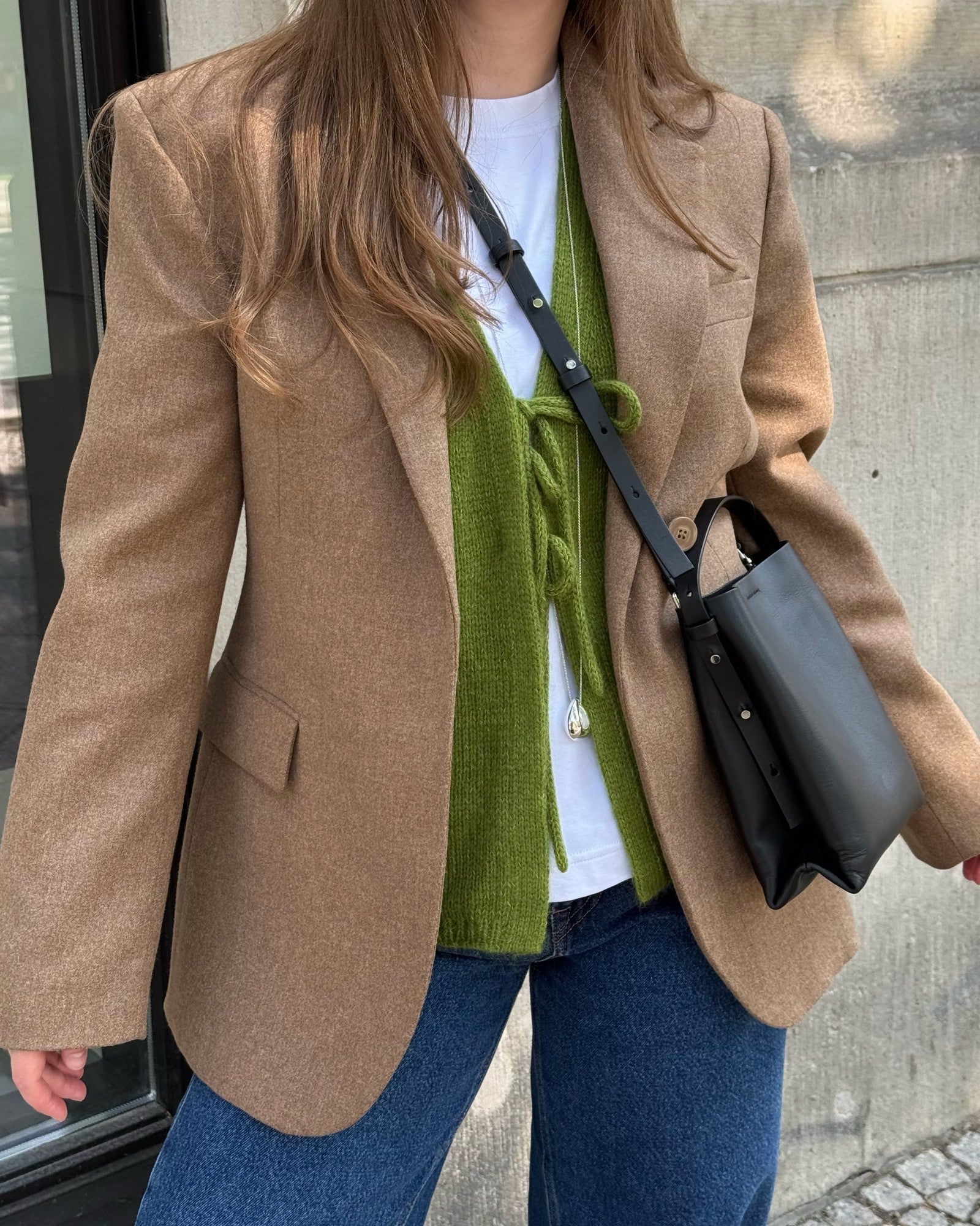 Photo stylée montre Solene Vest féminine portée en couche minimaliste dans une garde robe craft quotidienne.