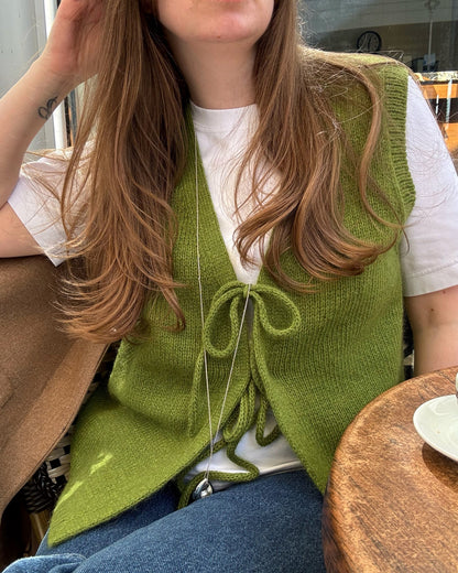 Gros plan sur la maille jersey douce et les liens soignés en double knitting du patron Solene Vest.