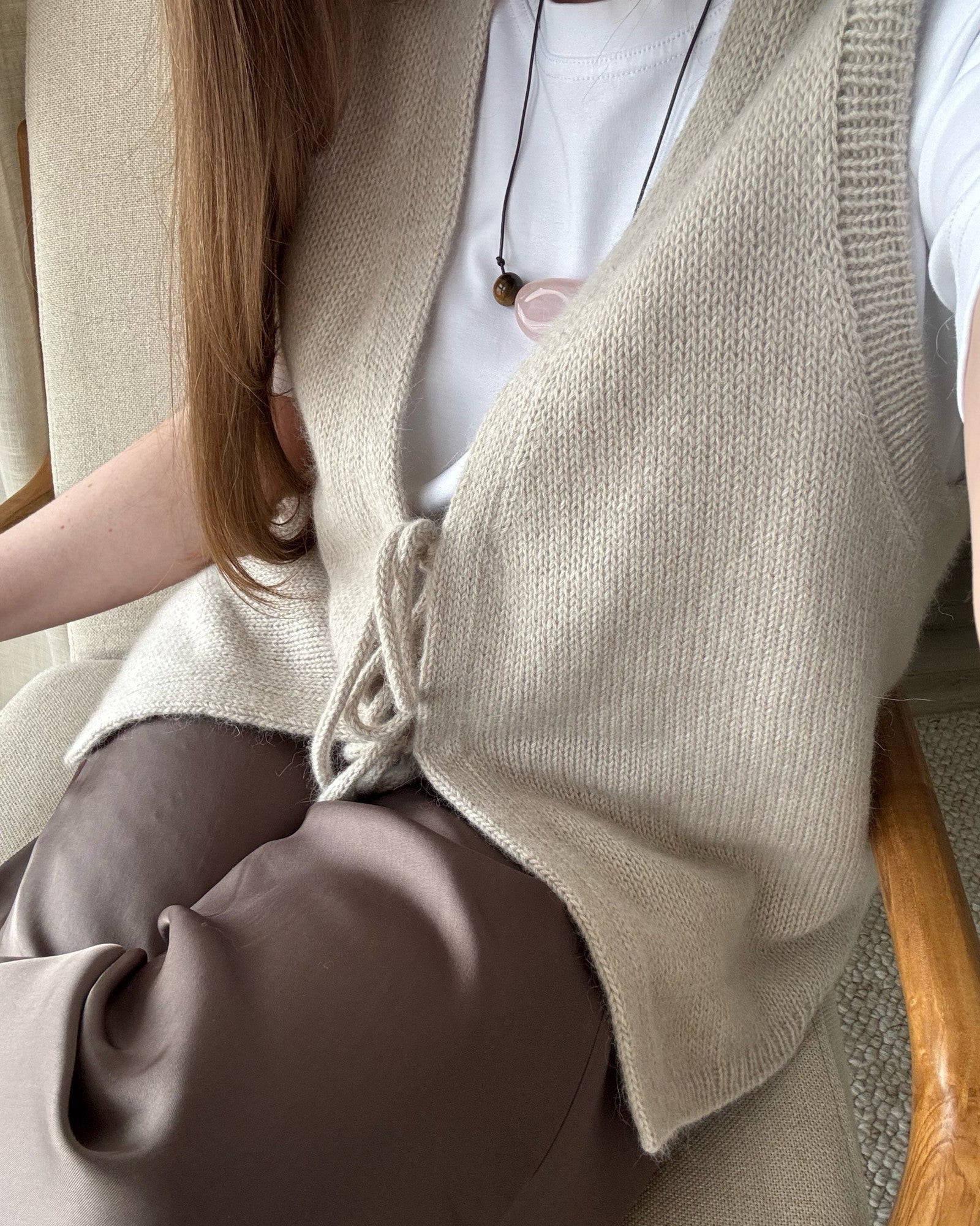 Vue arrière révèle le drapé léger élégant et la silhouette basique contemporaine du guide tricot Solene Vest pour femmes.