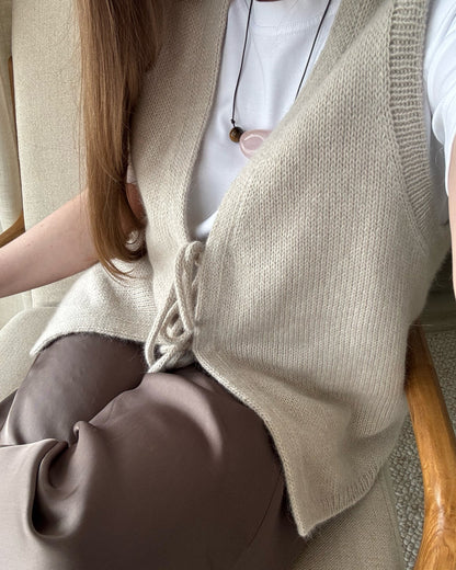Vue arrière révèle le drapé léger élégant et la silhouette basique contemporaine du guide tricot Solene Vest pour femmes.