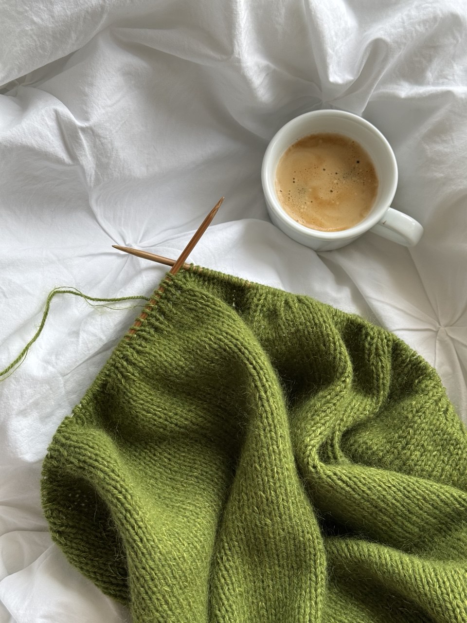 Scène d atelier présentant pelotes et schéma inclus dans les instructions intermédiaires Solene Vest.