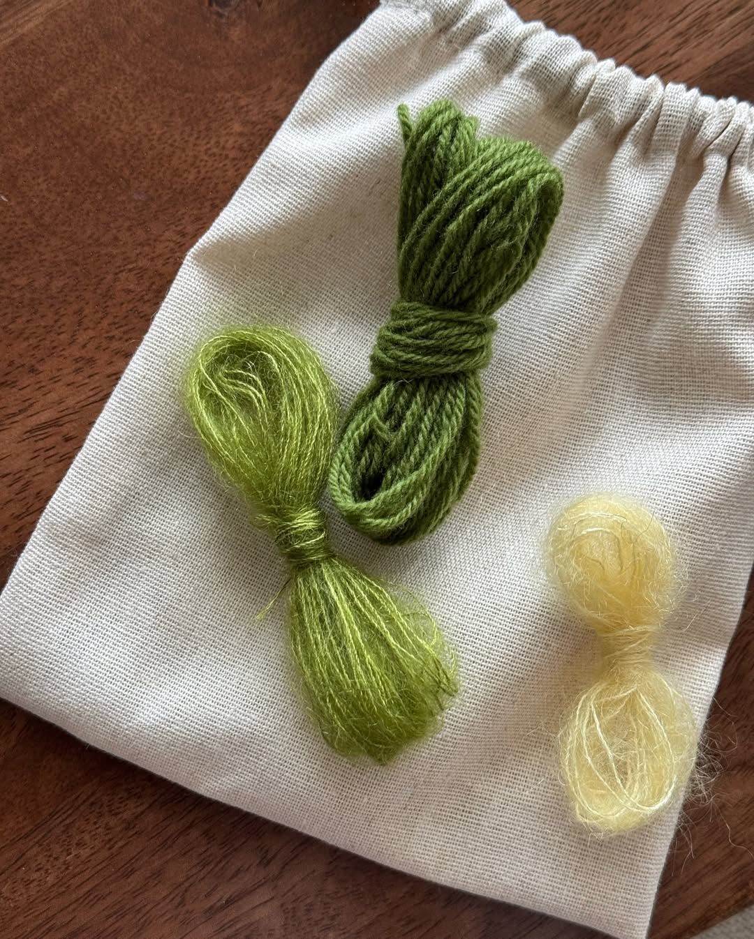 Image détail souligne les bords en double tricot nets et les liens modelant la coupe décontractée de Solene Vest.