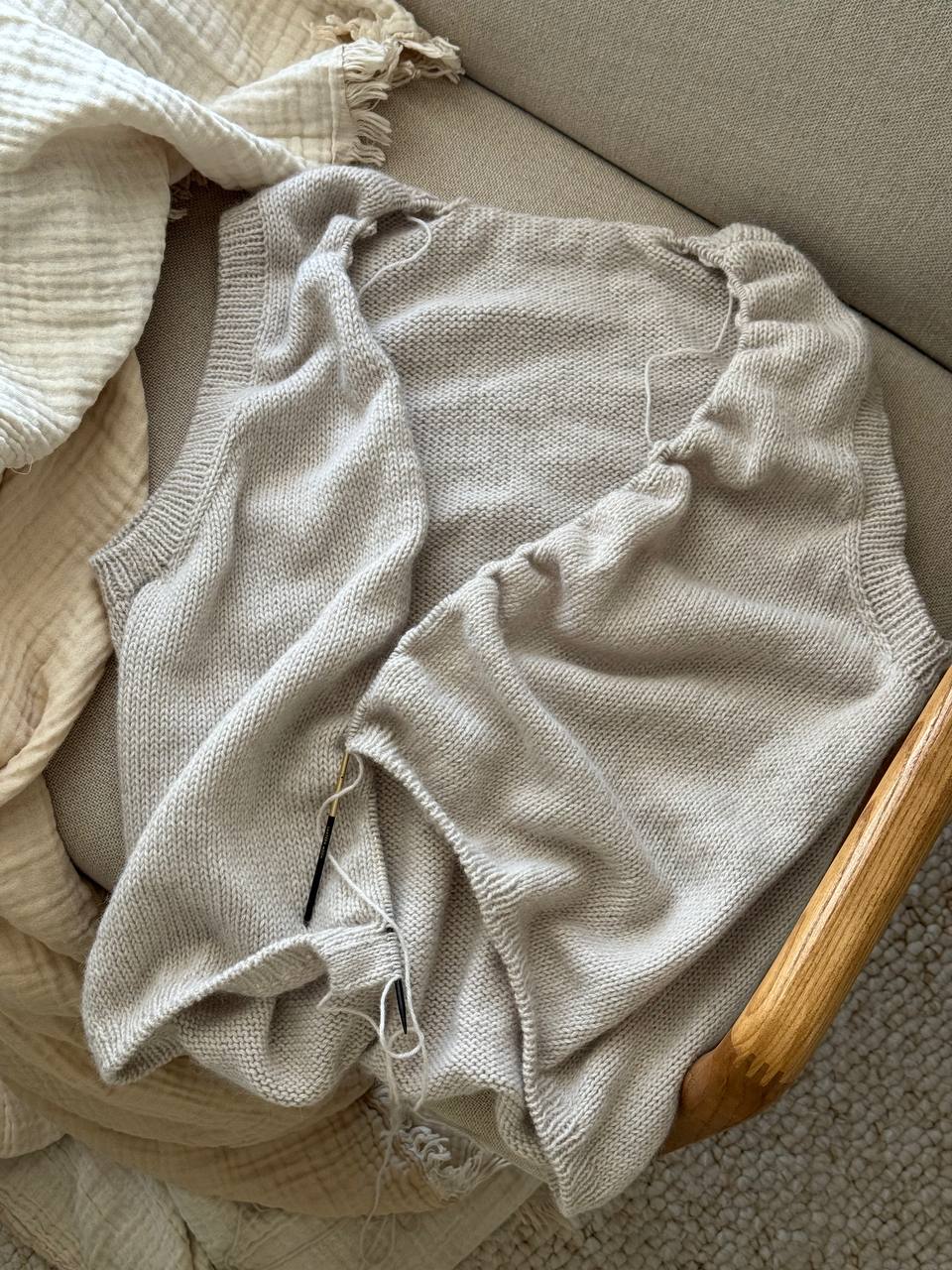Photo stylée montre Solene Vest féminine portée en couche minimaliste dans une garde robe craft quotidienne.