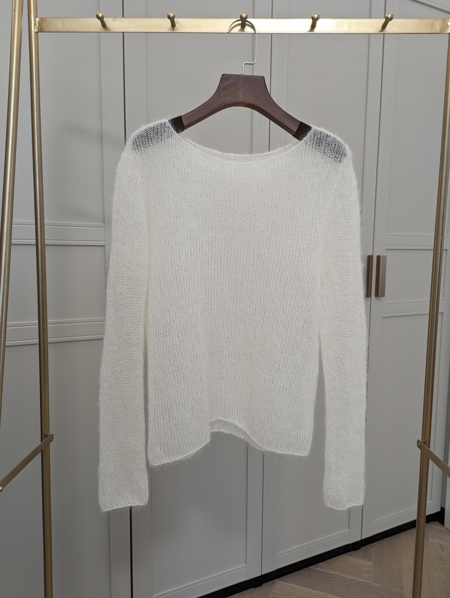 Slim fit jumper with bottom up construction