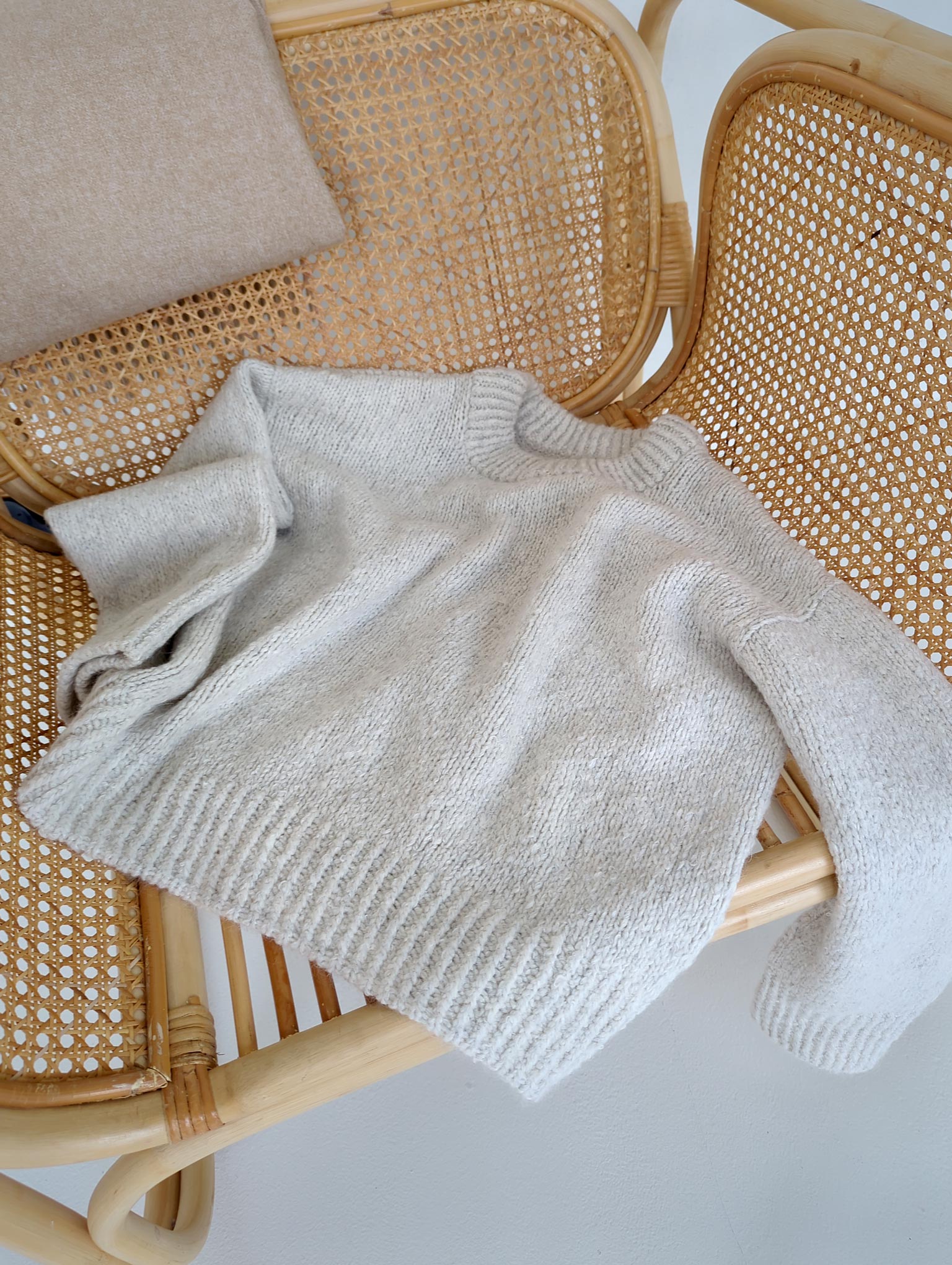 Knit a comfortable Penny Sweater using MorecaKnit's pattern with various knitting techniques