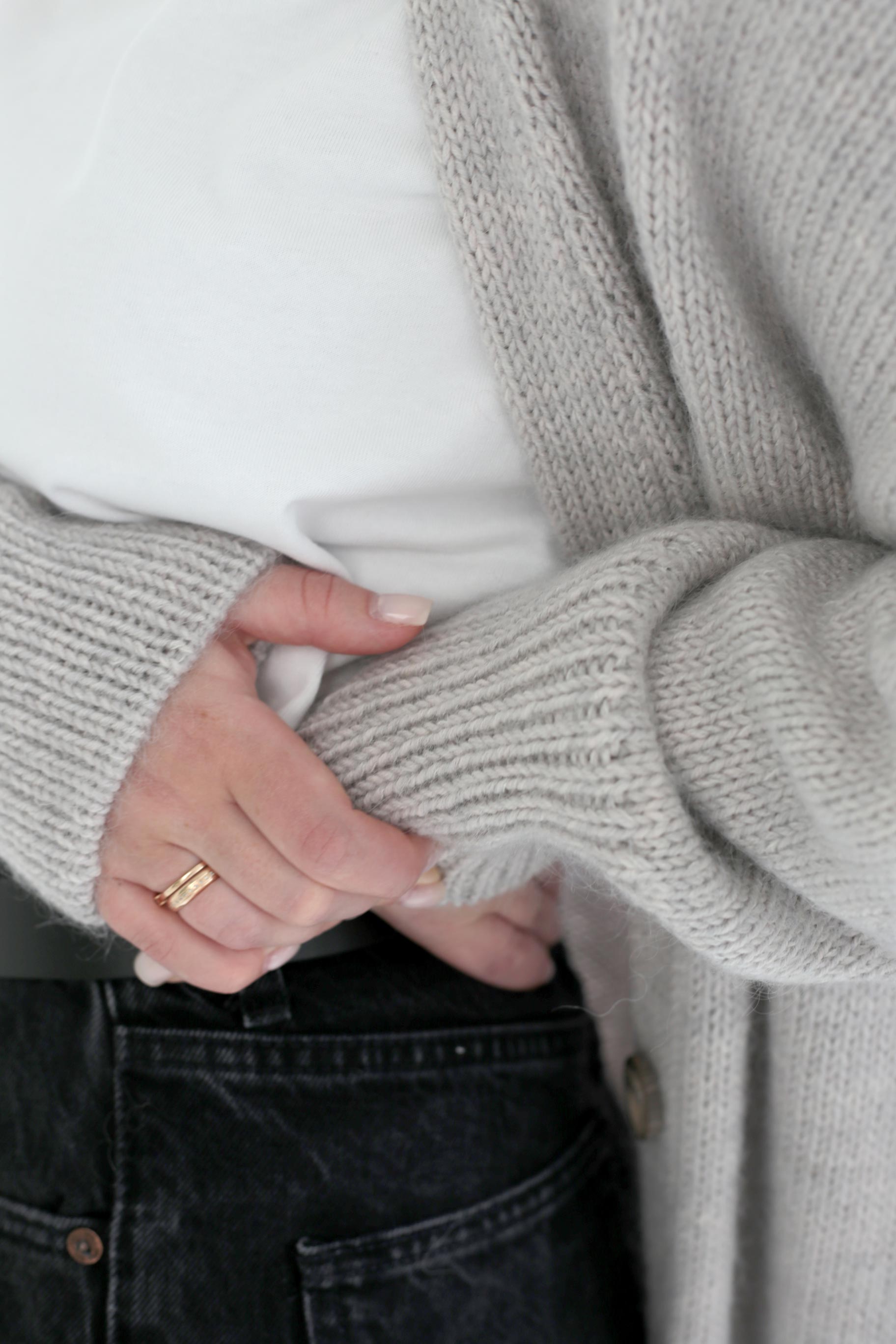 Ralph-Cardigan von Morecaknit mit überschnittenen Schultern.